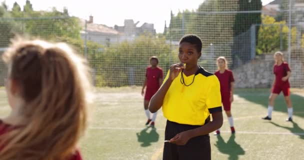 Voetbal scheidsrechter toont rode kaart naar vrouwelijke voetbalspeler team — Stockvideo