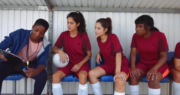 Vrouwelijke voetbalcoach in gesprek met haar team over game strategieën — Stockvideo