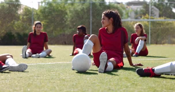 Skupina fotbalistek sedících na trávě před tréninkem — Stock video