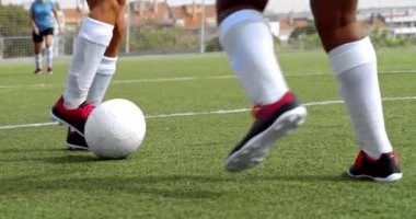 Bayan futbolcuların topa vuruşunun düşük kesimine yakın çekim