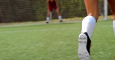 Bayan futbolcunun gol attığı düşük bölümün yakın çekimi
