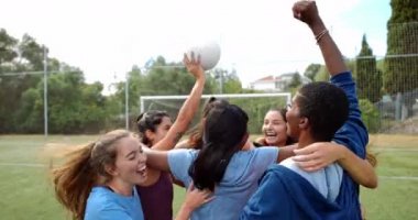 Koç ve futbol oyuncuları bir araya toplanıp kutluyorlar.