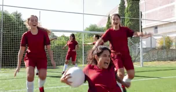 Žena fotbalista slaví vstřelený gól s spoluhráči — Stock video
