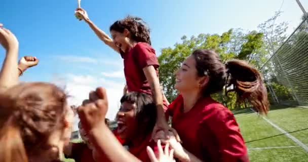 Skupina ženských fotbalistů slaví vítězství hry s trofejí — Stock video