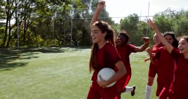 Grupo de jogadoras de futebol do sexo feminino comemorando gol durante o jogo — Vídeo de Stock