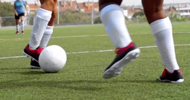 Close-up de seção baixa de jogadores de futebol do sexo feminino chutando bola — Vídeo de Stock