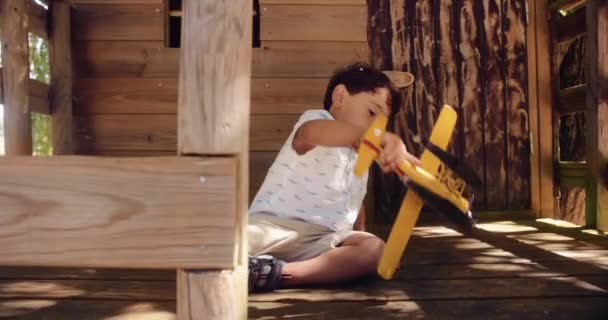 小さな子供遊びとともにレトロ飛行機おもちゃでツリーハウス — ストック動画