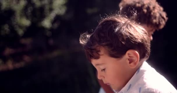 Glad liten pojke kastar konfetti på födelsedagskalas — Stockvideo