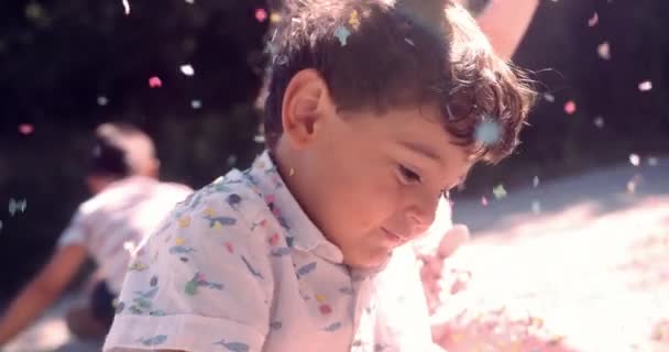 Niño jugando con confeti en fiesta de cumpleaños — Vídeo de stock