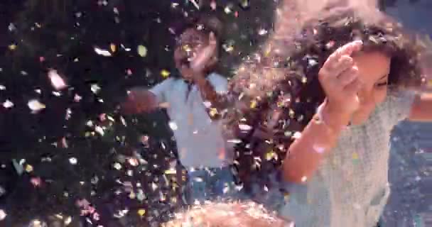 Confetti cayendo sobre la niñita afroamericana sonriendo al aire libre — Vídeos de Stock
