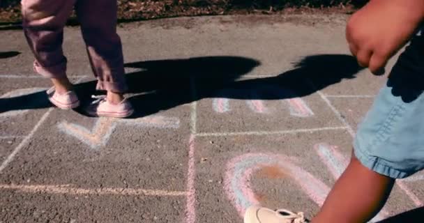 Kinder springen und spielen Hopscotch auf Schulhof — Stockvideo