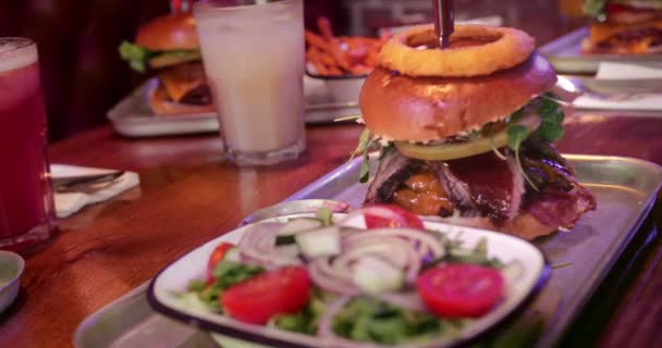 Hamburger, yanında metal tepside salata ile servis edilir. — Stok video