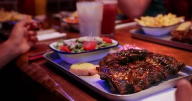 Arkadaş yemeğinde barbekü ve salata.