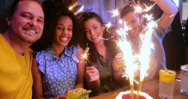 Przyjaciele świętują urodziny trzymając ognie robiąc selfie w restauracji — Wideo stockowe