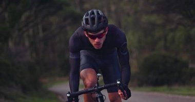 Ormanın tepesinde bisiklet süren profesyonel bisikletçilere yakın çekim