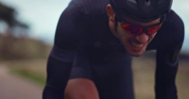 Antrenman sırasında bisiklete binmeye çalışan profesyonel bisikletçi.