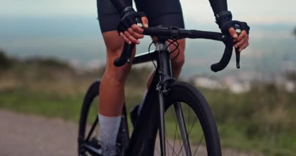 Aktiivinen mies pyöräilijä ratsastus musta urheilu ammatillinen polkupyörä — kuvapankkivideo