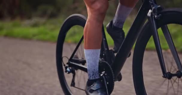 Koła czarny profesjonalny rower będzie pod górę na asfaltowej drodze — Wideo stockowe