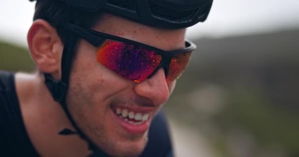 Male cyclist face with helmet and sunglasses tired from cycling — Stock Video