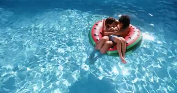 妈妈和儿子在游泳池里的游泳池里漂浮着 — 图库视频影像