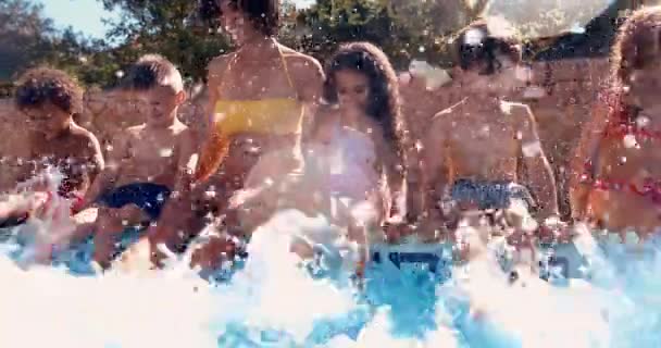 Madre y grupo de niños salpicando los pies en la piscina — Vídeos de Stock