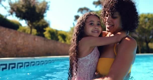 Lánya ölelés anya belül a medence játszik együtt — Stock videók