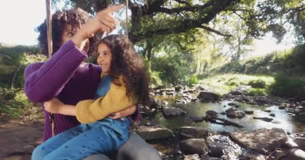 Щаслива мати і дочка гойдаються разом в дереві гойдалки — стокове відео