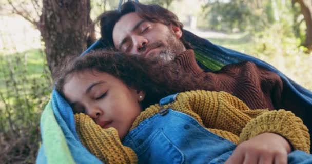 Pai e filha dormindo em uma rede na floresta — Vídeo de Stock