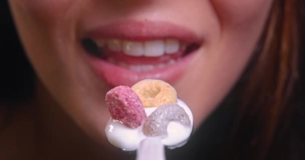 Jovem mulher boca comer iogurte com aros coloridos cereal — Vídeo de Stock