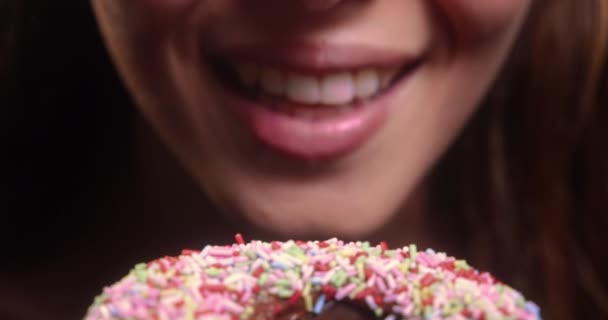 Jeune femme bouche manger beignet saupoudré — Video