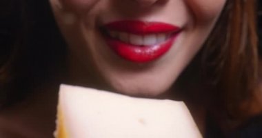 Peynir ısıran genç kadın.