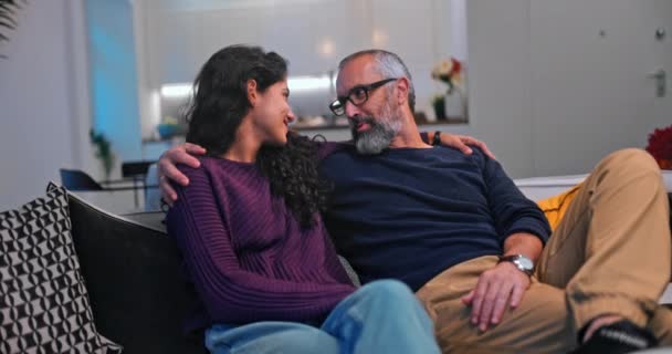 Senior padre baciare figlia mentre seduto sul divano a casa — Video Stock