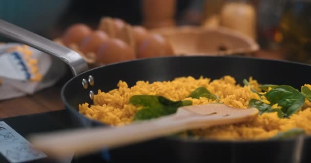 Paella med spenat på en kastrull tillagad hemma — Stockvideo