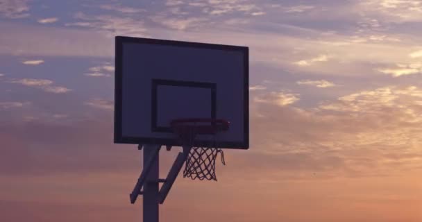 Basketbol potası gün doğumunda dışarıda. — Stok video