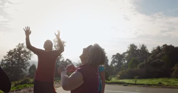 Femme âgée célébrant après avoir marqué le basket-ball avec un groupe d'amis — Video