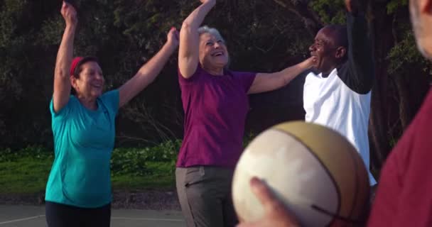 Groupe de personnes âgées célébrant pendant le match de basket-ball sur le terrain extérieur — Video