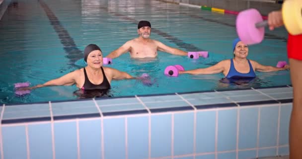 Trainer und Seniorengruppe Wassergymnastik mit Kurzhanteln — Stockvideo