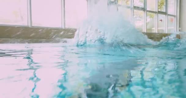 Bezbariérový amputovaný sportovec motýl plavání ve vnitřním bazénu — Stock video
