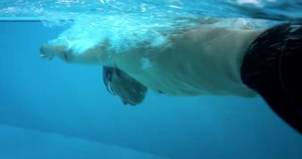 Profesionální amputovaný plavec motýl plavání pod vodou ve vnitřním bazénu — Stock video
