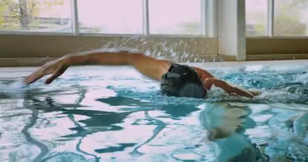 Adaptivní amputace profesionální plavec front crawl plavání ve vnitřním bazénu — Stock video