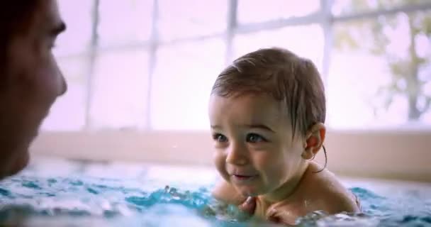 Liten baby lära sig simma med mamma i inomhuspool — Stockvideo