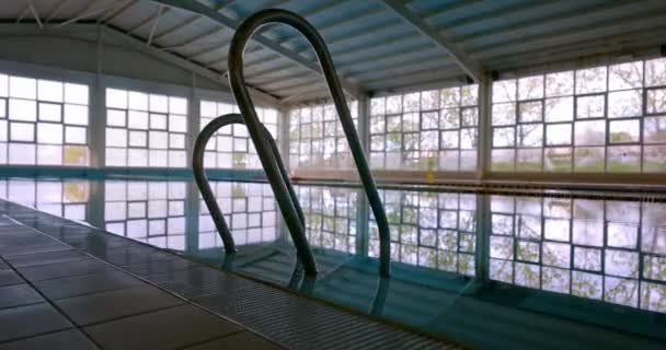 Échelle de piscine dans la piscine intérieure — Video