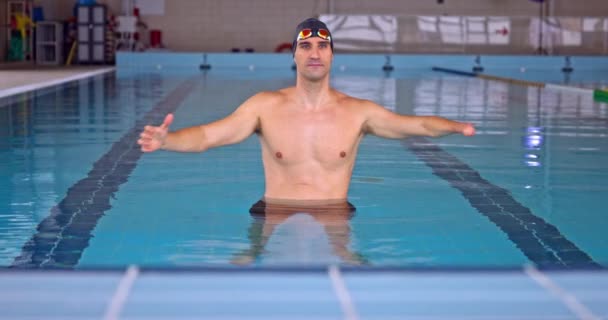 Zakázané amputované rameno plavce natažení uvnitř krytého bazénu — Stock video