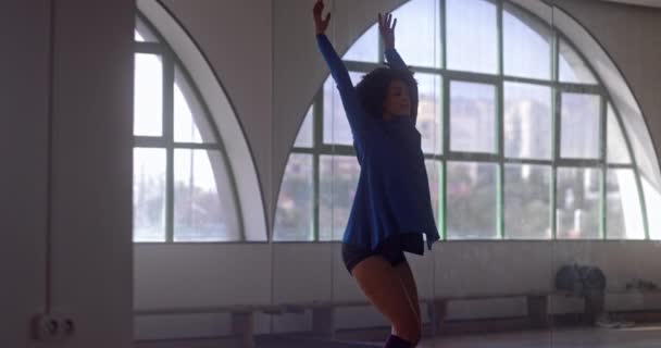Афро-американка танцует в студии — стоковое видео