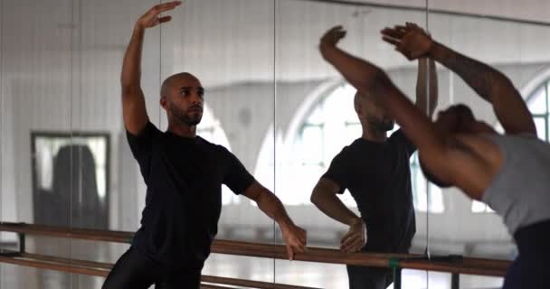 Dois dançarinos praticando balé no barre no estúdio de dança — Vídeo de Stock