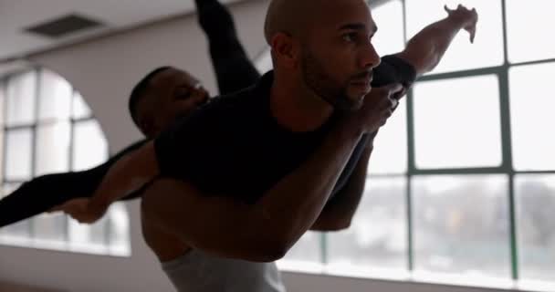 Dançarino masculino segurando parceiro posando no ar em estúdio — Vídeo de Stock