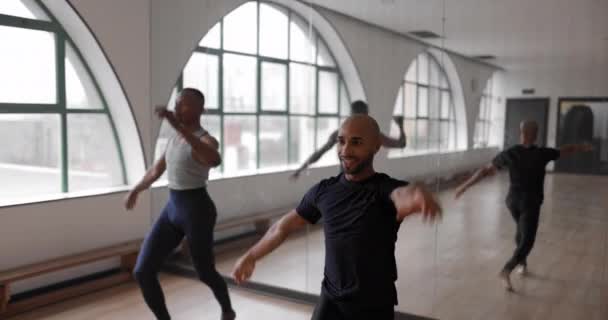 Dwóch tancerzy baletowych ćwiczących razem taniec w studio — Wideo stockowe
