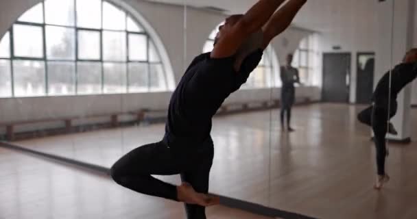 Dançarino masculino dançando e acenando pano azul acima em estúdio — Vídeo de Stock