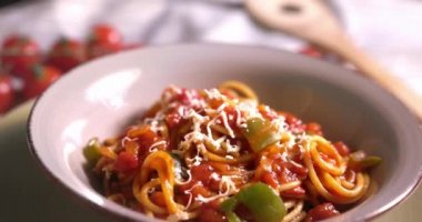 Bir kase domates soslu ve parmesan peynirli makarna.