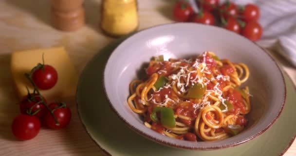 Schaal met spaghetti met tomatensaus en parmezaanse kaas — Stockvideo